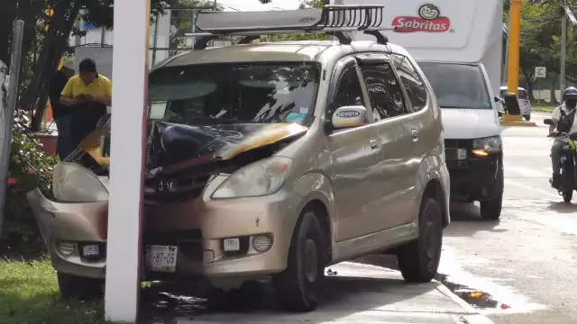Conductora pierde el control e impacta a camioneta en Ciudad del Carmen