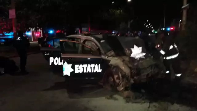 El choque dejó la unidad de la policía con grandes daños