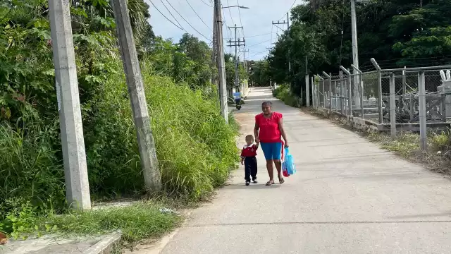 Vecinos como han señalado que un vecino no limpia su acera desde hace meses