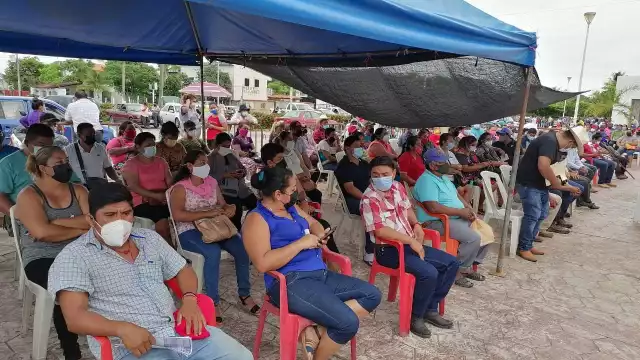 Los habitantes acudieron desde temprano por temor a que se agotaran las dosis como ocurrió con los jóvenes de 18 a 29 años