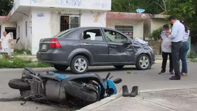 Una joven impactó su motocicleta contra un vehículo en San José Tecoh, Mérida