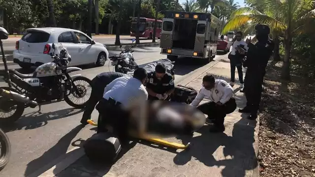 De acuerdo con la versión de testigos del percance, los conductores no respetan el semáforo, a la altura de Puerto Cancún