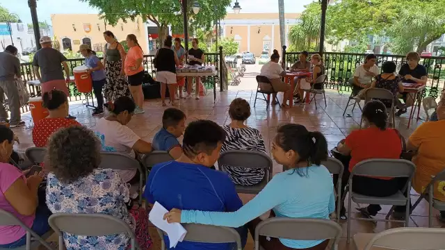 Misioneros procedentes de Carolina del Norte visitaron el centro de la ciudad y obsequiaron lentes graduados a las personas que se dieron cita en el kiosco del parque Francisco Cantón Rosado
