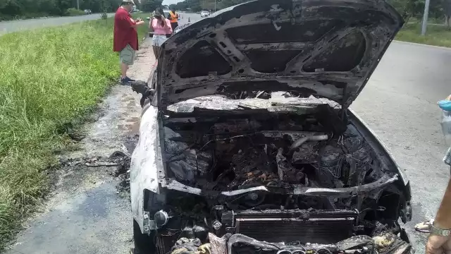 Cuando los bomberos llegaron al Periférico de Mérida ya era demasiado tarde el auto se había incendiado