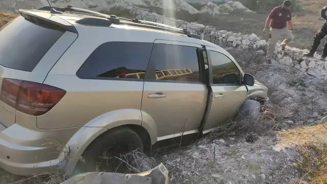 La camioneta terminó fuera de la carretera