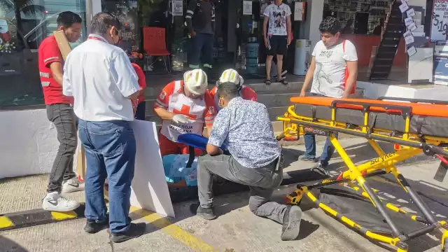 La mujer resbaló cuando bajaba las escaleras
