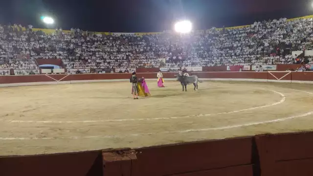 Joselito Adame y Arturo Macías cortaron orejas en esta 'Corrida Blanca' en la Plaza de Toros en Mérida