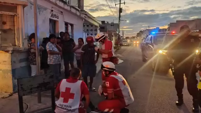 La mujer quedó tendida en la vía pública y atendida por paramédicos