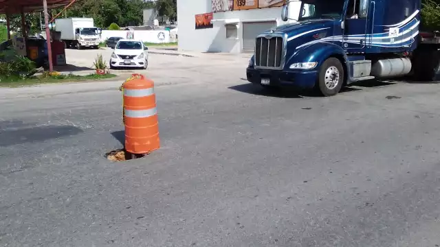 Un tráiler pasó junto al socavón en Playa del Carmen, lo que podría provocar que se haga más grande