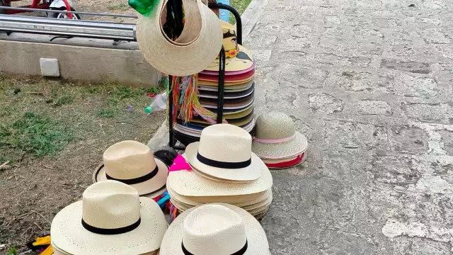 Don Alfonso Tzec aprendió a hacer sombreros desde que era niño