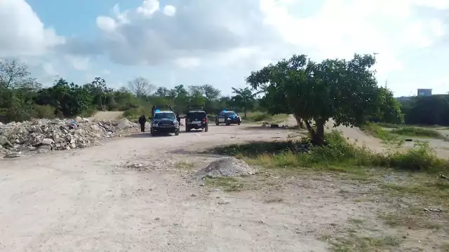 Las unidades de la Policía de Playa del Carmen se desplegaron en la zona del hallazgo de presuntos restos de una persona cerca de la carretera a Tulum