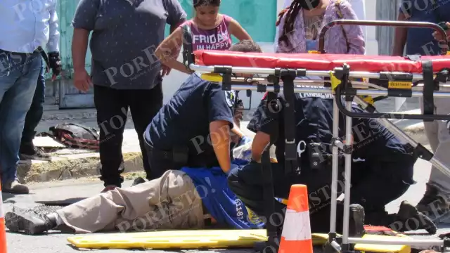 Al lugar llegaron paramédicos para darle la primera atención y trasladarlo a un hospital