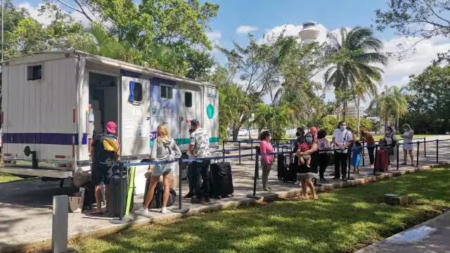 Turistas a esperar de recibir resultados de pruebas rápidas de coronavirus