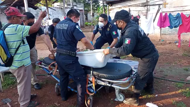 La mujer fue encontrada en el baño de su casa