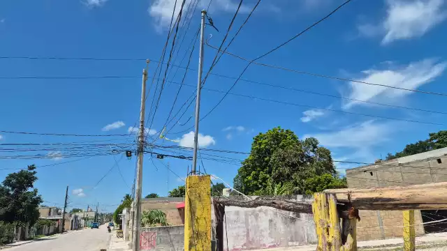 Vecinos contratan ayuda privada tras ineficiencia de CFE en Campeche