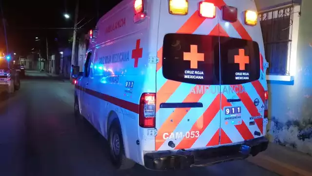 Al lugar llegaron paramédicos de la Cruz Roja para darle atención a la mujer