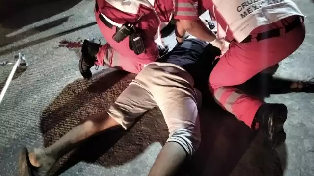 El hombre corrió tras su agresor, pero huyó; cayó al pavimento derramando sangre