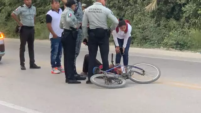 El adulto mayor lesionado quedó tendido sobre la carretera.