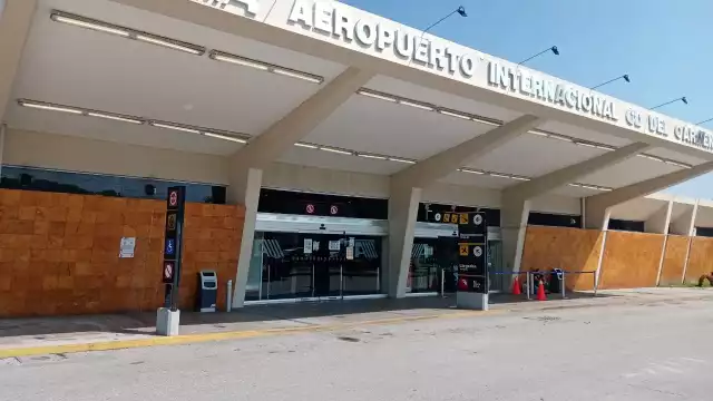 La pasajera se quejó que no la dejan ingresar al edificio antes de su "check in" Foto: Agustín Ferrer