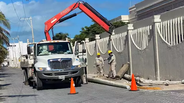 El poste terminó destrozado tras el choque, y personal de la CFE en Isla Mujeres lo retiró por el peligro que representa