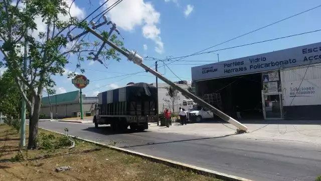Personal de la CFE en Chetumal fue alertado del riego que el poste representa, para su inmediata reparación