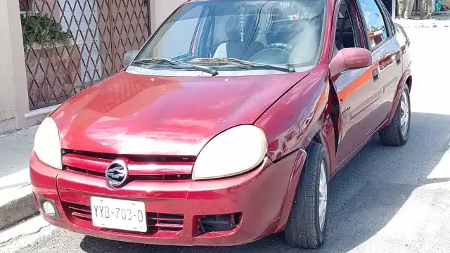 La mujer quedó sobre el auto luego de ser atropellada cuando conducía su motocicleta