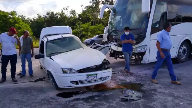 El autobús se impacto contra el lateral izquierdo del automóvil blanco sobre la avenida Huayacán en Cancún