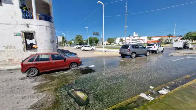 Hoyanco, fuga de agua y alcantarilla colapsada ponen en riesgo a vecinos en el barrio Guadalupe de Campeche