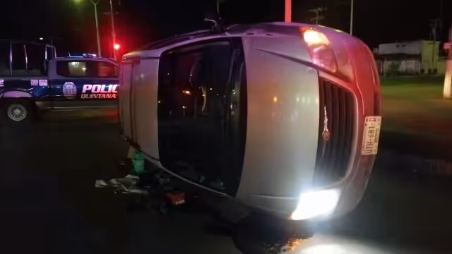 La unidad terminó volcada sobre su lado derecho en la avenida Maxuxac en Chetumal