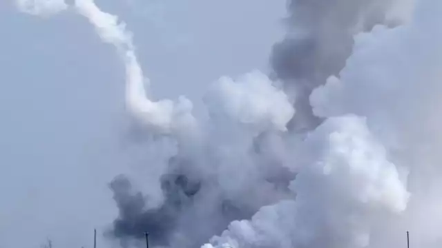 La explosión en la base militar de Crimea afectó a casas aledañas, así como a cables de alta tensión