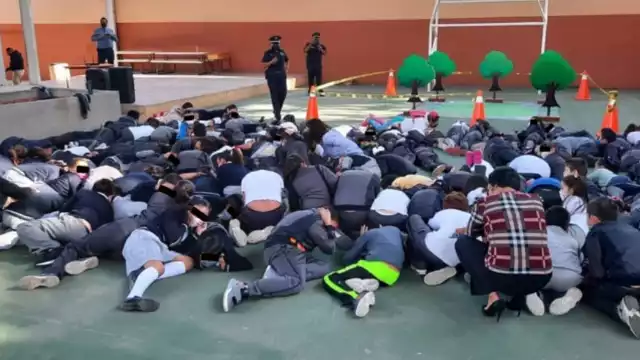 Alumnos de educación básica en Fresnillo escuchaban las instrucciones de policías durante el curso dado en sus escuelas
