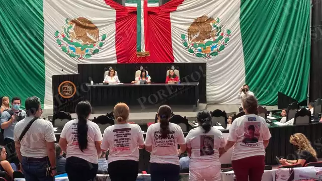 Las integrantes del colectivo de búsqueda 'Verdad, Memoria y Justicia llevaron pancartas para exigir respuestas sobre sus familiares desaparecidos en Quintana Roo