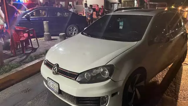 Los ciudadanos confrontaron al responsable por manejar borracho; incluso se enfrentaron a golpes y lo entregaron a la Policía