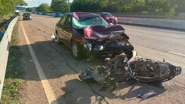 Un motociclista perdió la vida tras ser embestido al intentar cruzar la vía federal sin precaución.