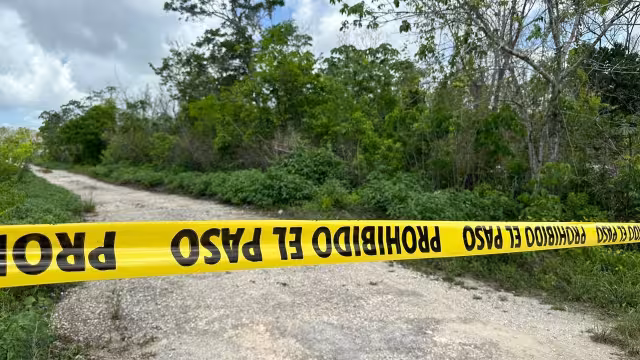 La Policía acordonó el sitio; el hoy occiso vestía una playera de manga larga con la leyenda Surprise
