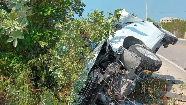 El auto del hombre quedó completamente destruido tras volcar