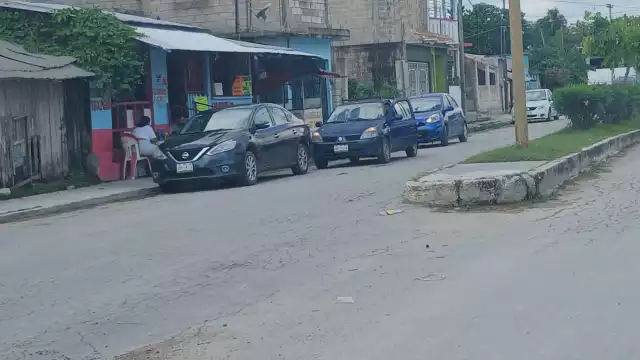 Choque por alcance en la colonia Fátima de Escárcega entre un Renault azul y un Nissan negro.