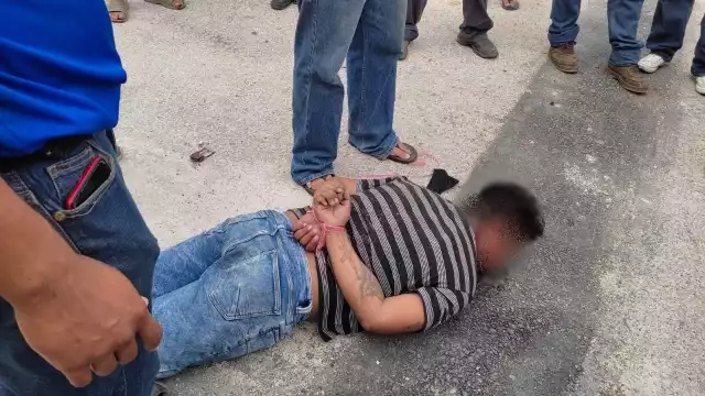 Los vecinos amarraron al asaltante con mecate y un cinturón