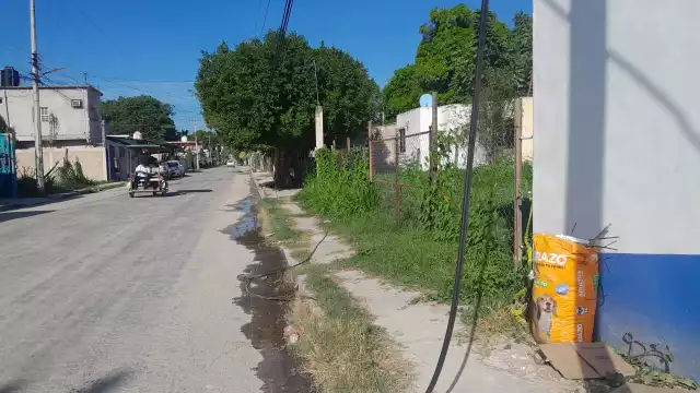 Cables de Telmex llevan colgados cinco días en la calle 22 por 51 de la colonia Esperanza