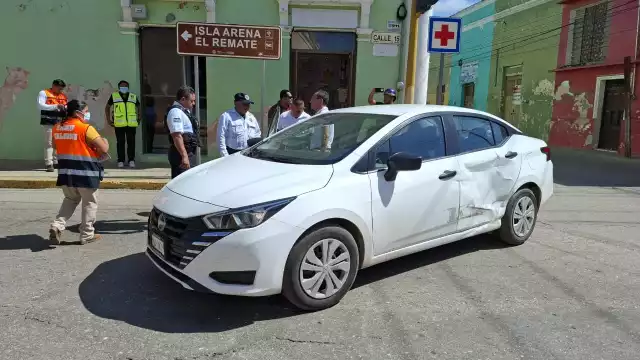 Motociclista se vuela semáforo en rojo y provoca choque en el centro de Calkiní.