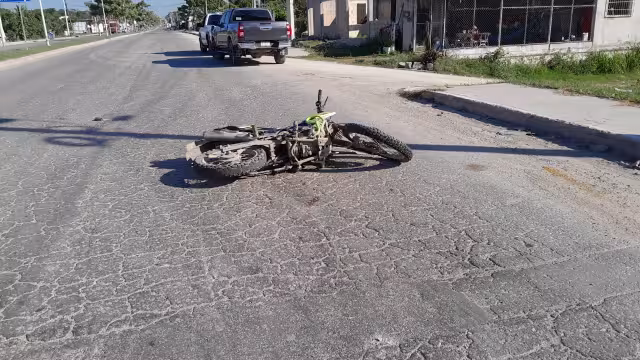 Una mujer de la tercera edad resultó con una posible fractura en la rodilla izquierda tras ser arrollada por una motocicleta