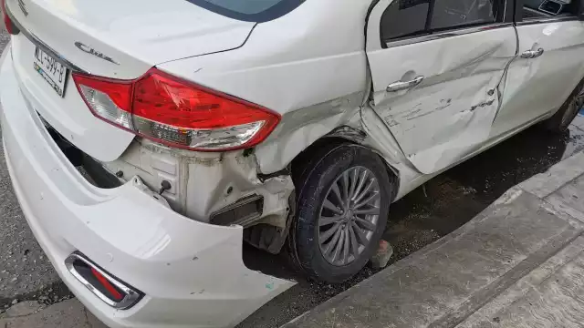 El auto quedó con un gran golpe al costado, al ser impactado por el autobús