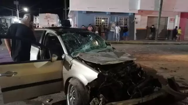 El choque involucró a tres autos y un camión de pasaje