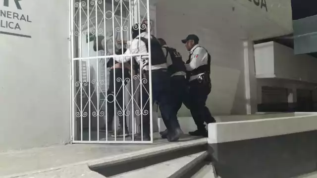 Dos detenidos y arsenal incautado, presuntamente vinculados a un grupo delictivo de Tabasco.