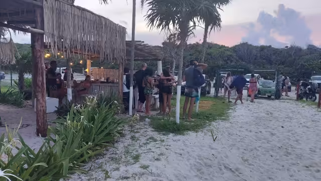 La fiesta clandestina fue reportada al número de emergencias, lo que provocó que autoridades policiacas acudieran a Caleta Tankah