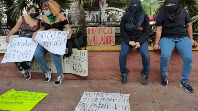 Manifestantes encapuchadas en la Plaza Grande del Centro de Mérida
