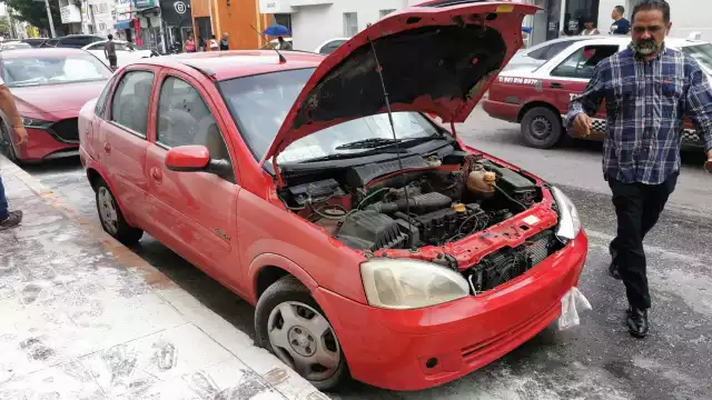 En pleno centro de la ciudad un ciudadano logró evitar el incendio de un vehículo