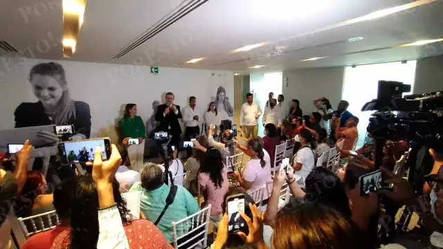 Marcelo Ebrard esperó al Gobernador de Quintana Roo para platicar con la prensa, pero al no llegar, el canciller habló sobre lo pactado en el desayuno con empresarios en Cancún