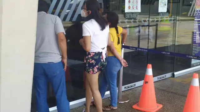 Nicolás Ruiz acudió junto con sus otras dos hijas a despedir a la menor de las tres