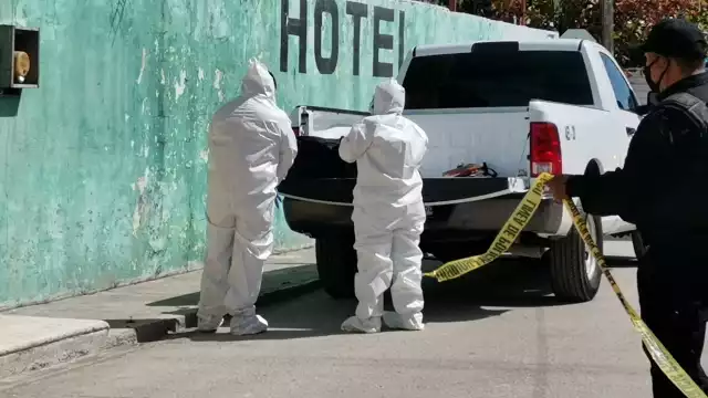 Para evitar que el área fuera contaminada por los curiosos, los agentes acordonaron la zona